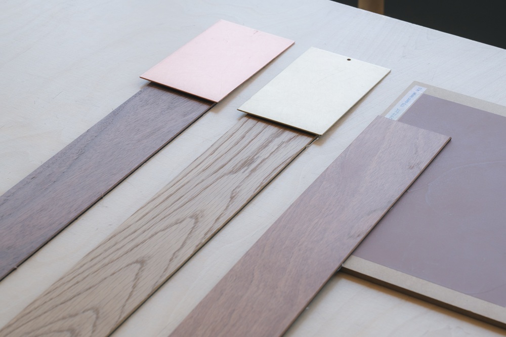 真鍮や銅などのサンプルとフローリングの色味を検討