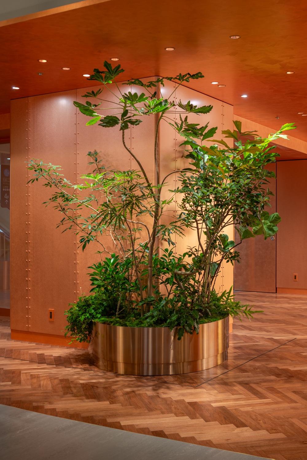 名古屋松坂屋3階の「銅」をテーマとしたエスカレーターまわり