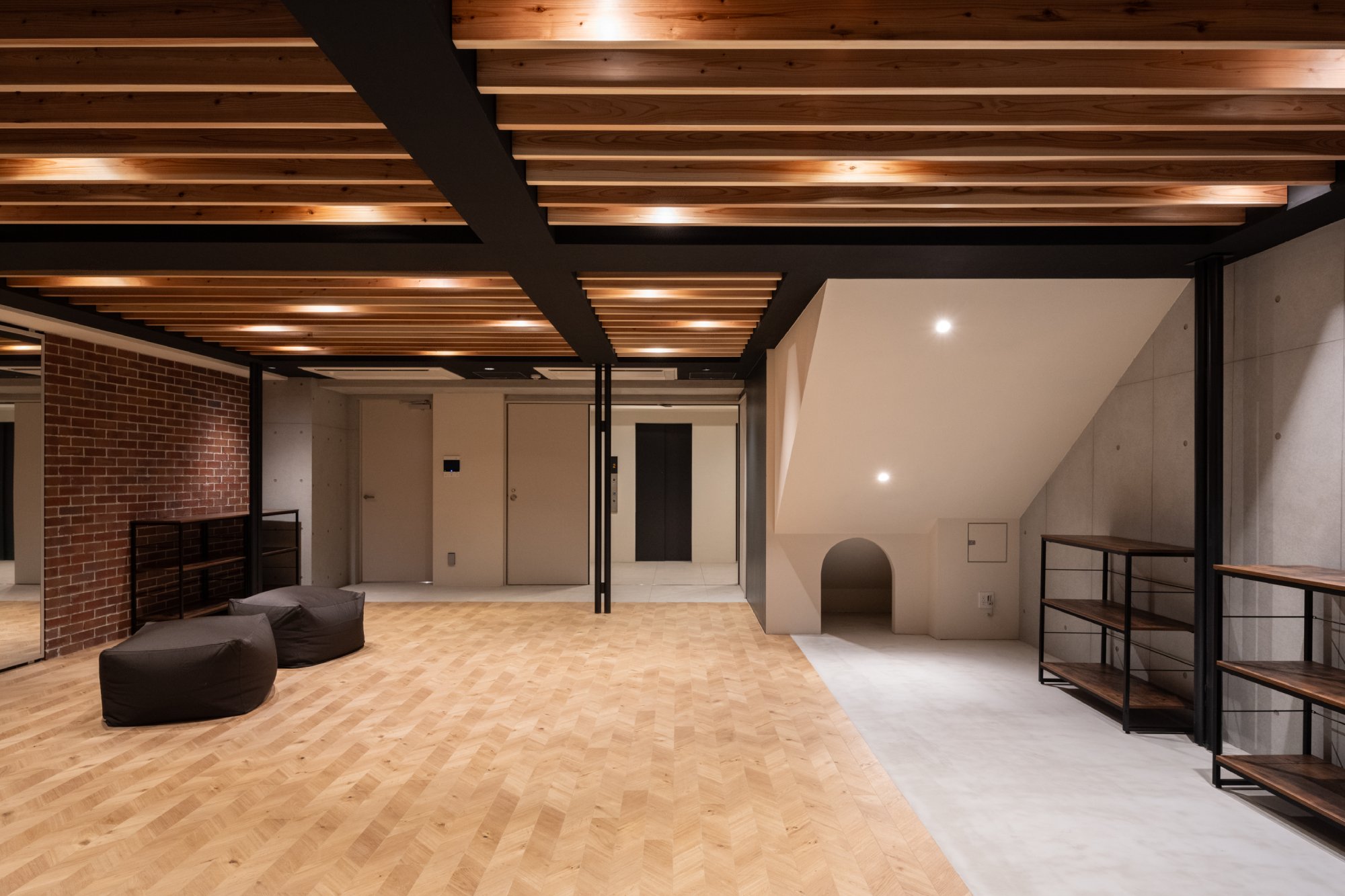 Common lounge/entrance [Example: Use of the wood flooring]