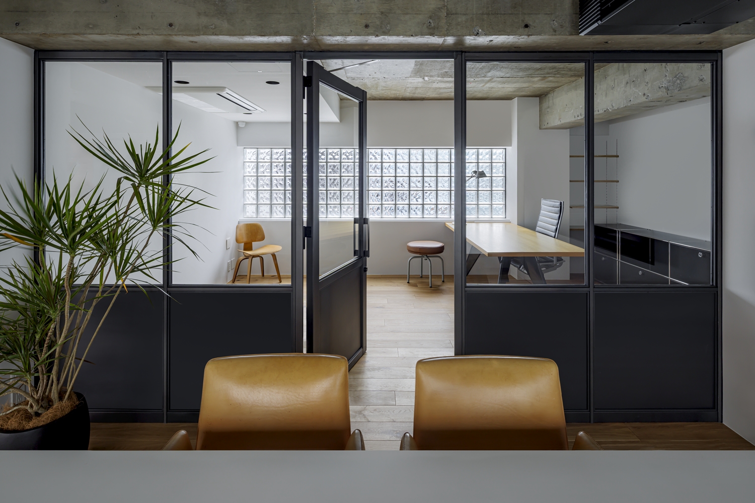 NC-04 Oak with knots / Natural (oil-like finish) Construction example 4